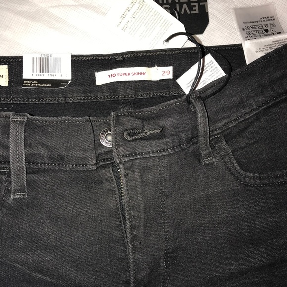 Super sass metal studded Levi’s skinny jeans - Picture 8 of 8